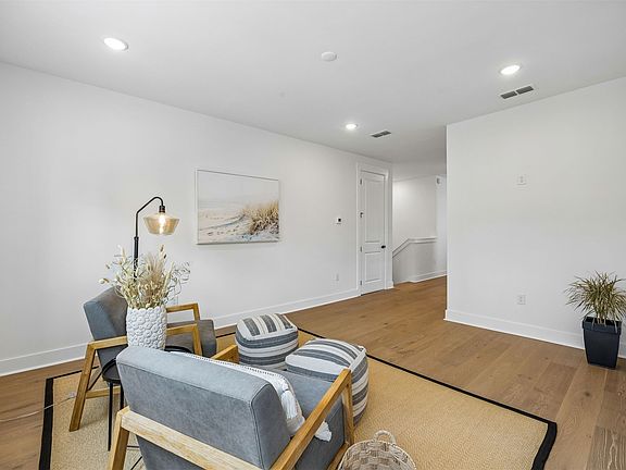 5th image of 517 Island View Dr