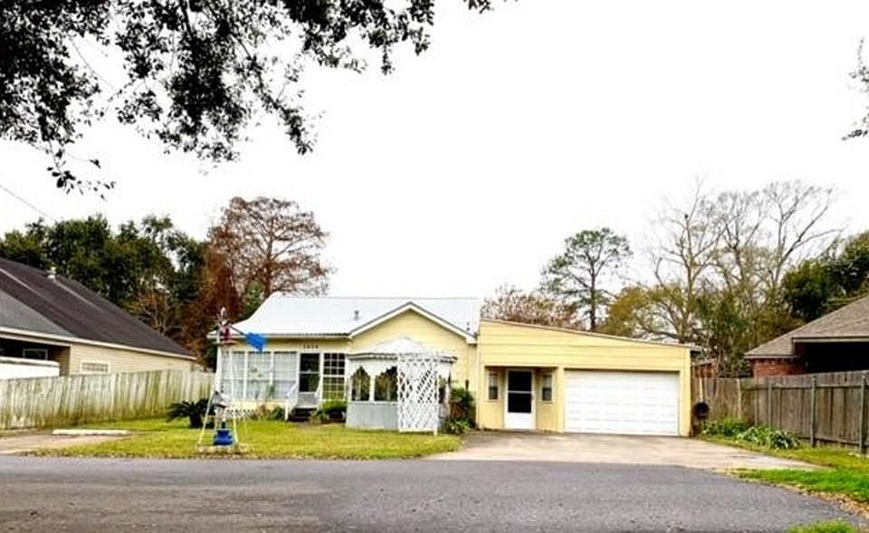 1st image of 3824 Debra Ln