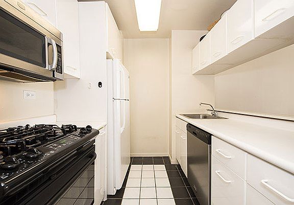 3rd image of 2373 Broadway APT 424