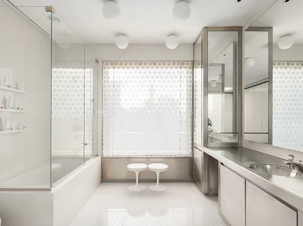 1 Sutton Place South image 13 of 25