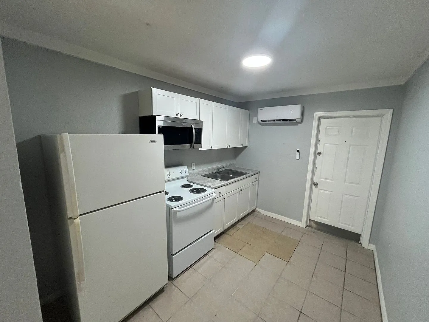 Nice 2BR/1BA Duplex Near Schools in Winter Haven! — Photo 2