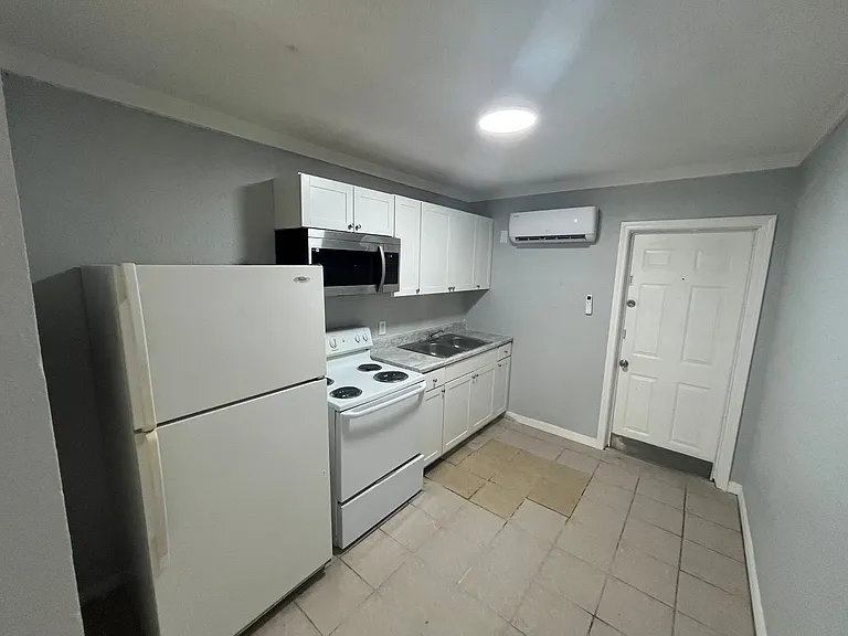 2371 Edwin St NE #C — Photo 3