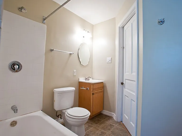 8/1-$1745 3 BR with Laundry, Upper Flat Close to Lakefront and UWM - 2431 N Farwell — Photo 16