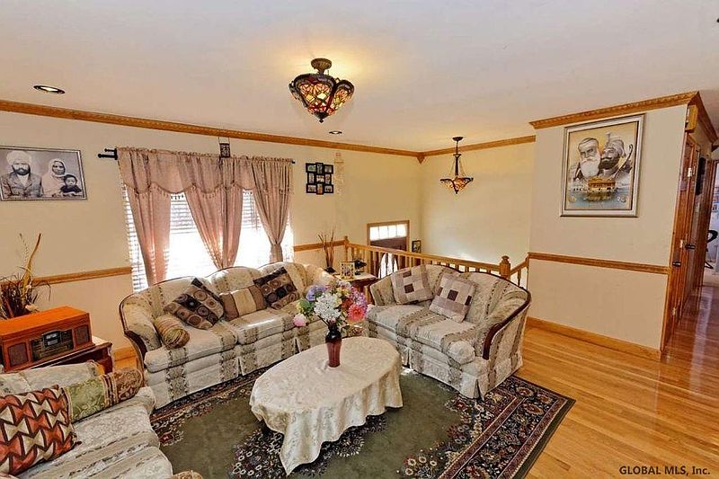 4th image of 7 King Arthur Court