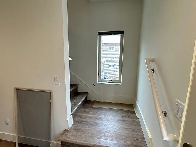 405 Laurel St — Photo 4