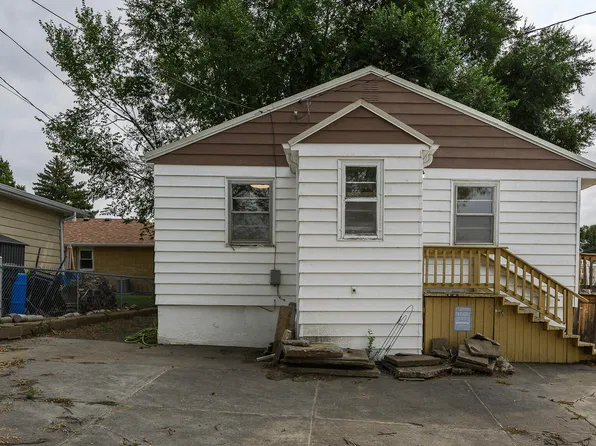 304 8th St NW, Mandan, ND 58554