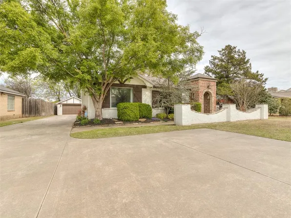 1709 Dorchester Dr, Nichols Hills, OK 73120