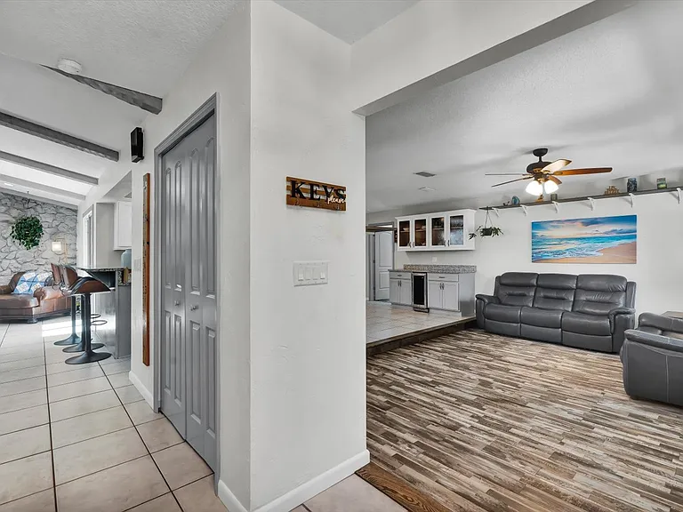 245 Country Circle Dr E — Photo 3