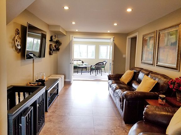 3rd image of 376 Sunset Ct