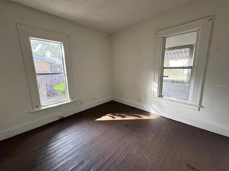 728 Columbia St — Photo 4