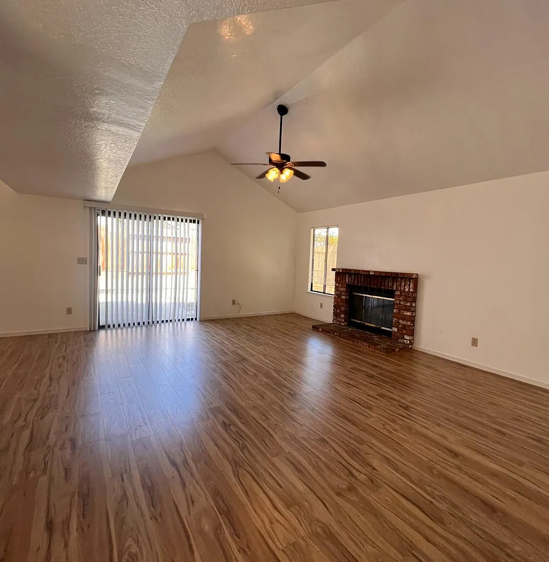 3 bed, 1655 sqft, $2,395 — Photo 4