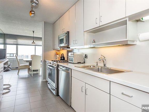 4th image of 6 Horizon Rd APT 2702