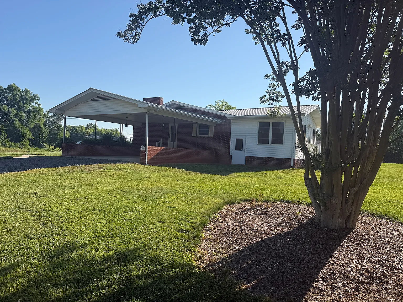 3 bed, 2100 sqft, $1,885 — Photo 2