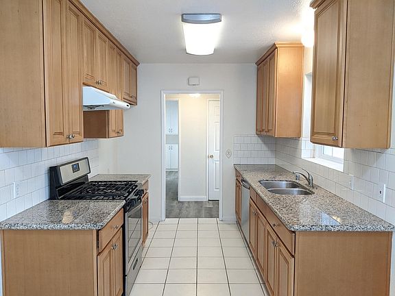5th image of 1532 E Marbury St