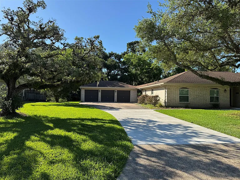 304 S Shadowbend Ave — Photo 2