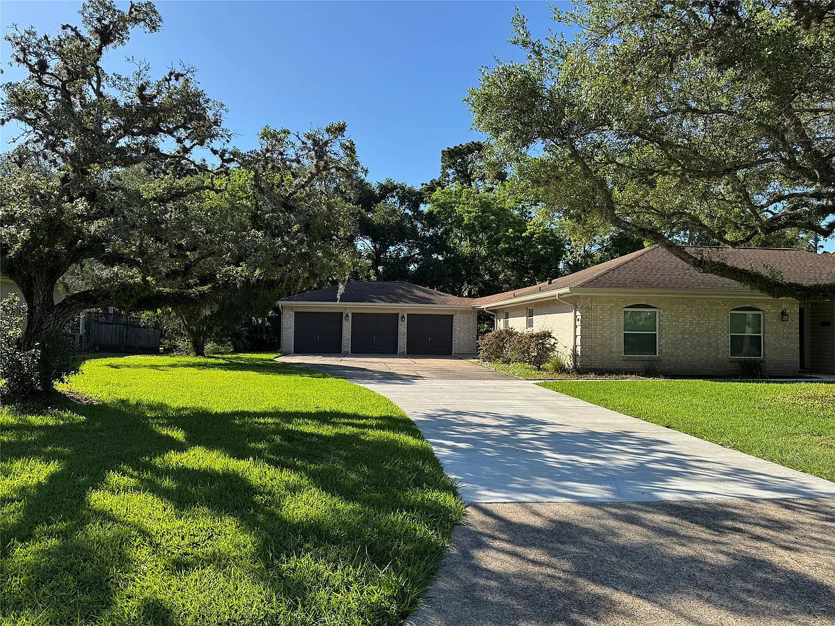 Building Photo - 304 S Shadowbend Ave