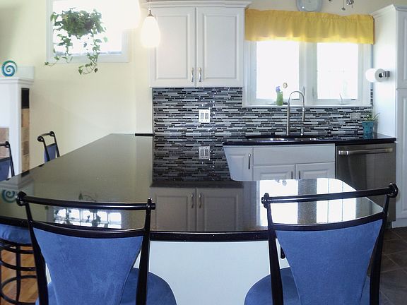 4th image of 112 Lakeshore Dr E