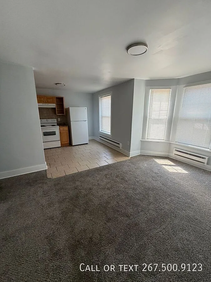 Two bedroom one bathroom in Germantown! Balcony, extra storage and shared laundry!! — Photo 2
