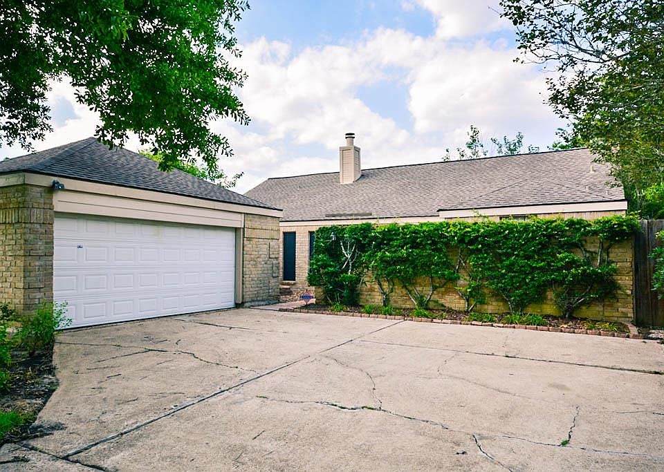 1st image of 215 Kingsway Dr