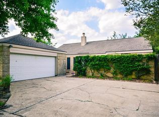 215 Kingsway Dr, Stafford, TX 77477