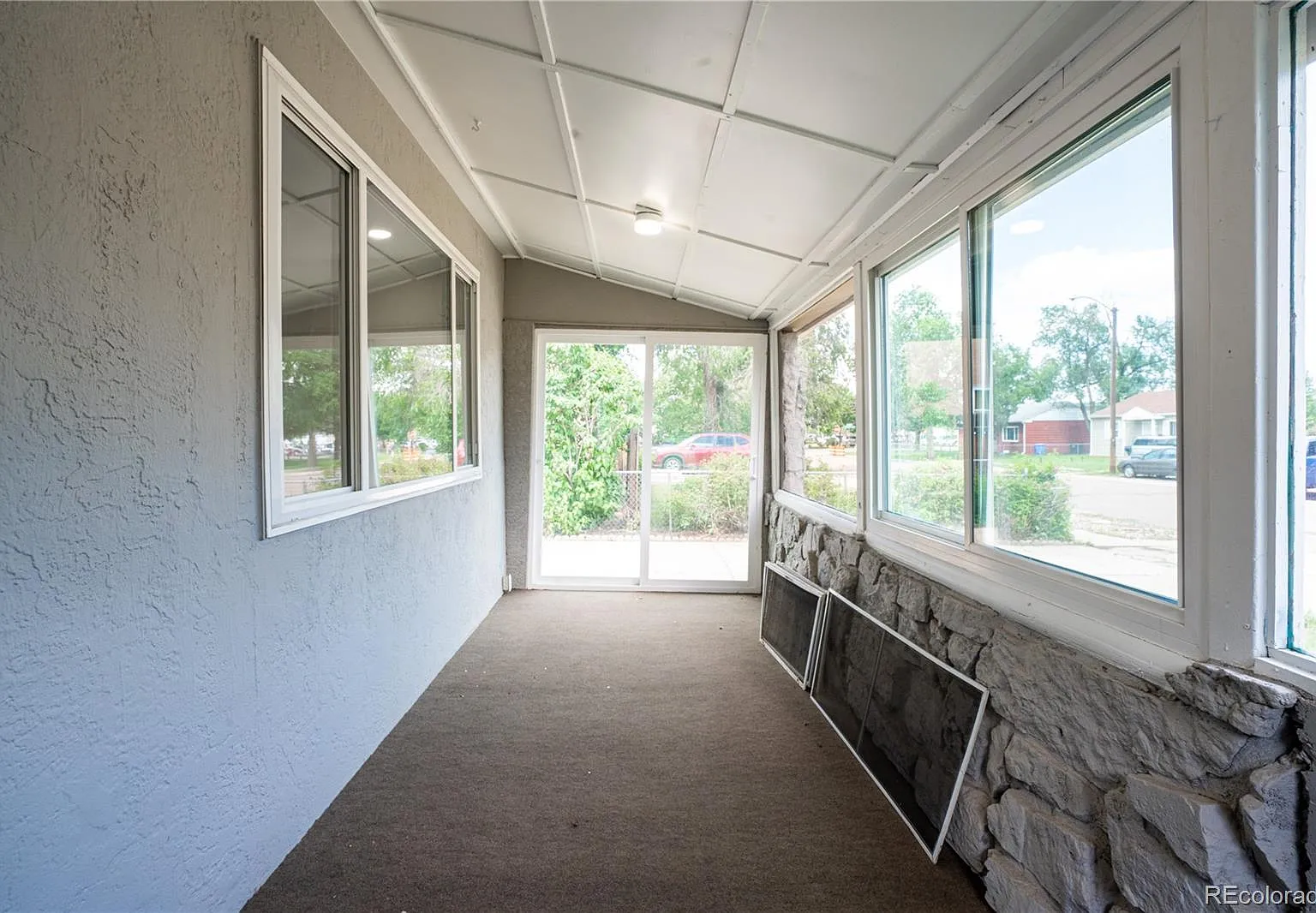 3 bed, 1.0 bath, 894 sqft, $1,999 — Photo 2