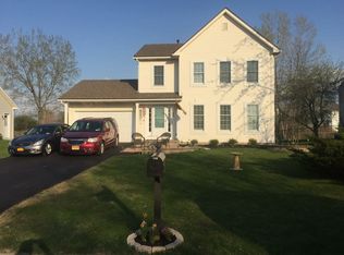 1579 Hayride Dr, Farmington, NY 14425