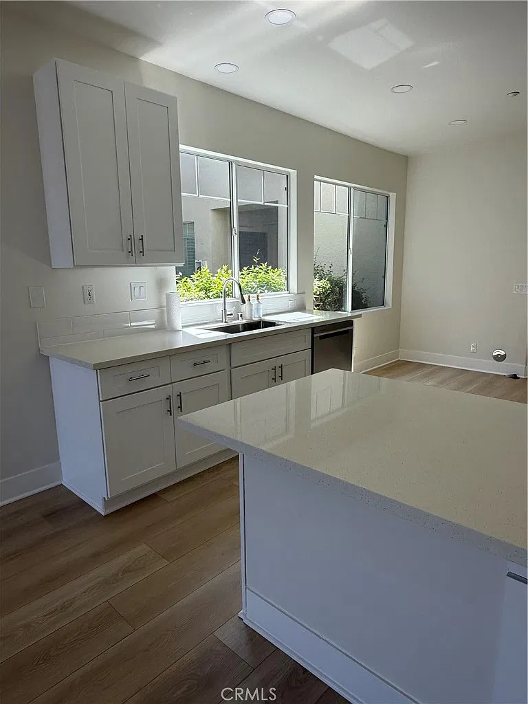 2 bed, 2.5 bath, 1220 sqft, $4,100 — Photo 4