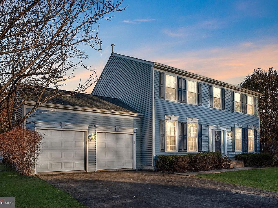 1st image of 27 Westhampton Ct