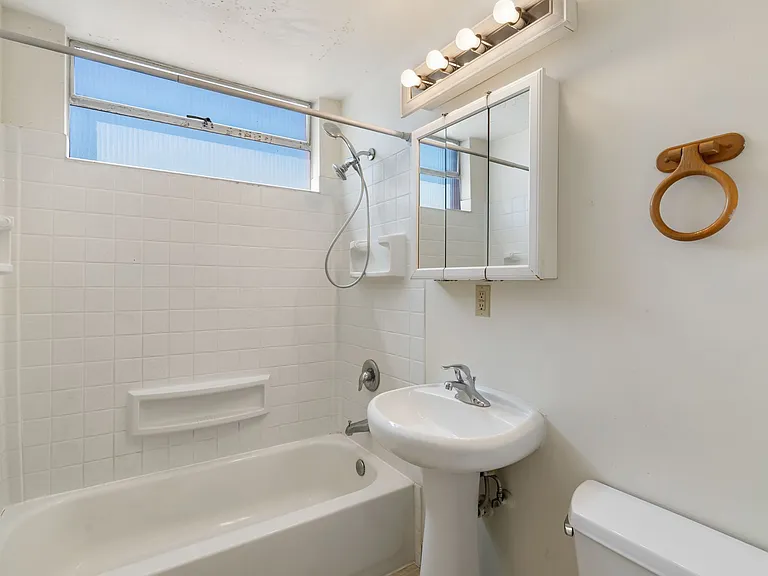 Dolphin Apartments: Leasing Specials! Great location in Kennewick — Photo 20