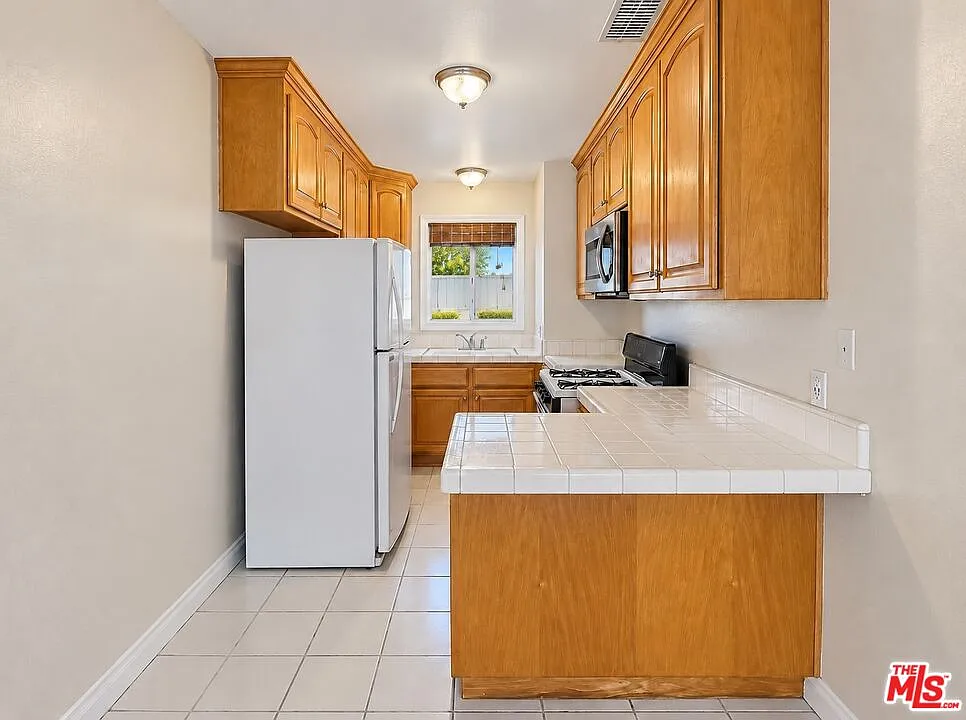 2 bed, 2.0 bath, 960 sqft, $2,500 — Photo 3
