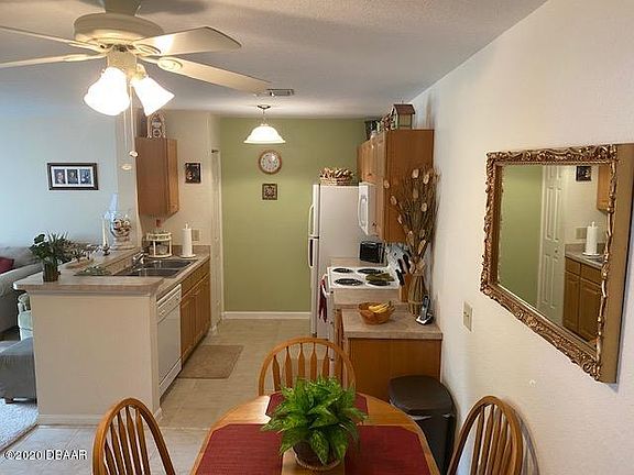 5th image of 940 Village Trl Unit 2-105