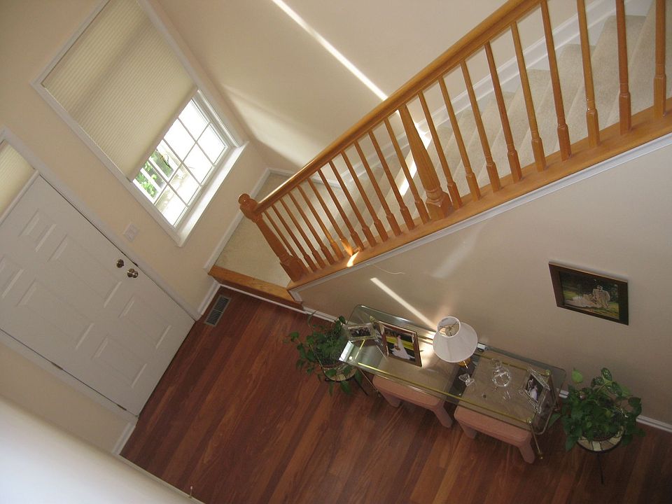 Dramatic 2-story entry foyer