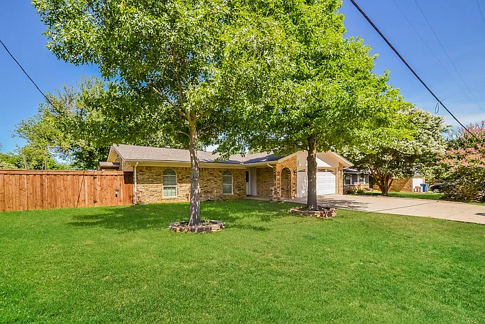 3 bed, 2.0 bath, 1255 sqft, $1,770 — Photo 3