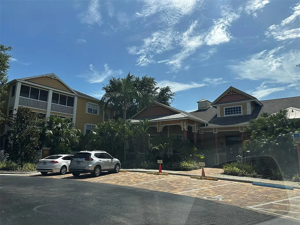 1 bed, 1.0 bath, 832 sqft, $1,650 — Photo 2