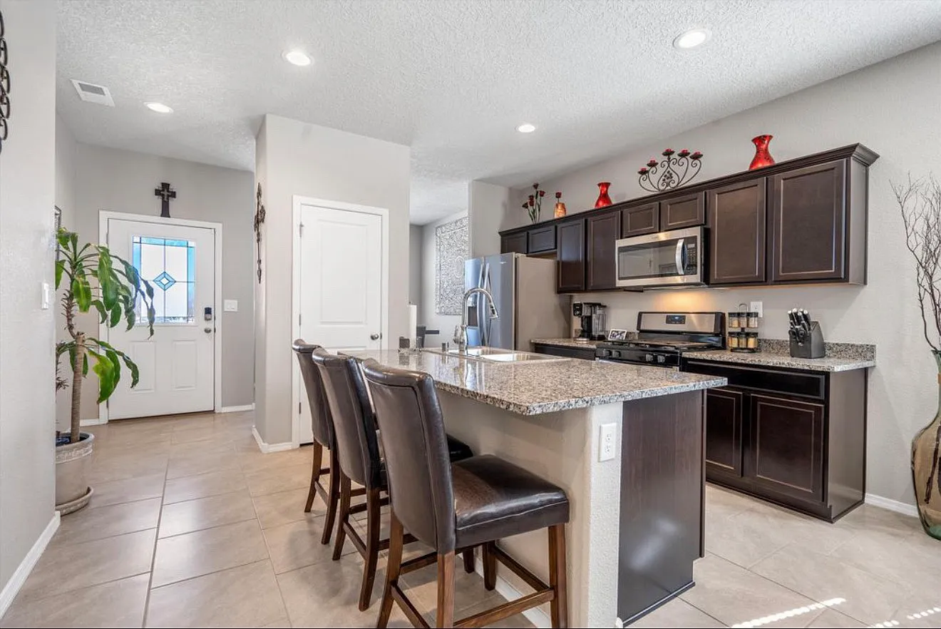 3 bed, 1269 sqft, $2,400 — Photo 2