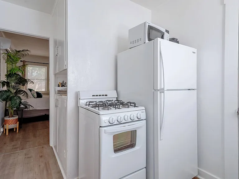 653 Flower Ave #D — Photo 9