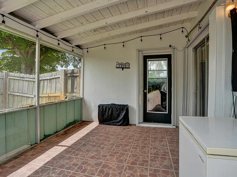 6601 SW 5th St — Photo 12
