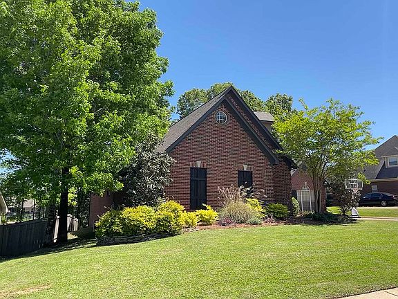3rd image of 183 Woodlands Glen Cir