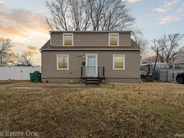 30850 Elmwood St, Garden City, MI 48135