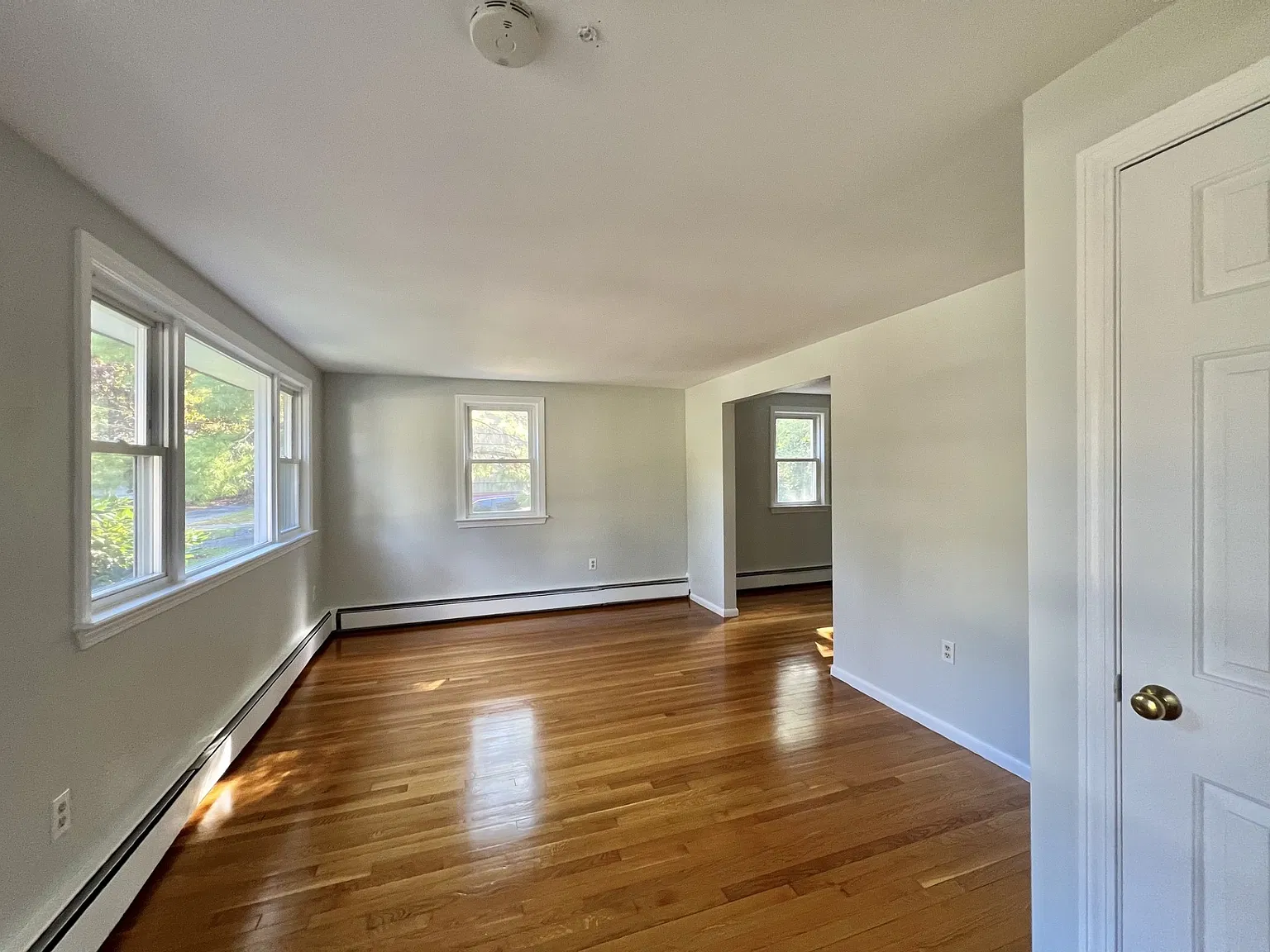 3 bed, 1.5 bath, 968 sqft, $3,500 — Photo 2