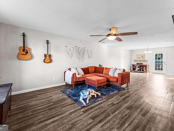 4th image of 424 Flint Dr