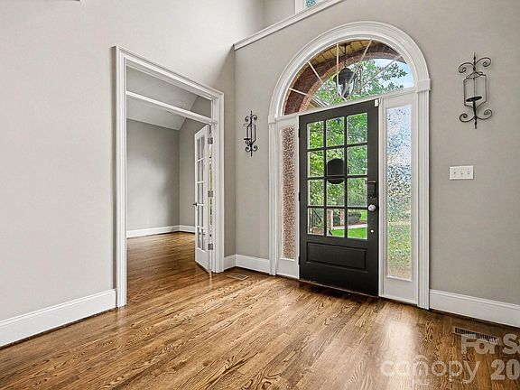 5th image of 1009 Medinah Ct