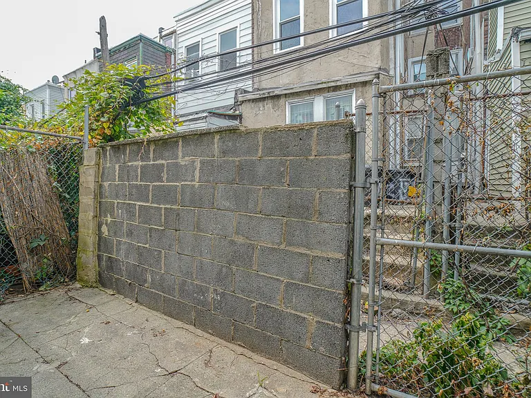 1535 W Seltzer St — Photo 21