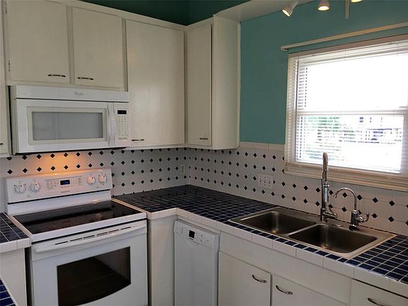 Kitchen has everything you need....even a Bosch dishwasher...