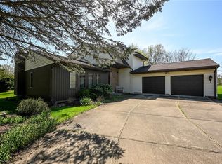 619 Oakhaven Dr, Mogadore, OH 44260