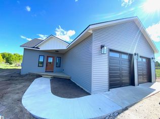 18049 Kadi Ln, Lake Ann, MI 49650