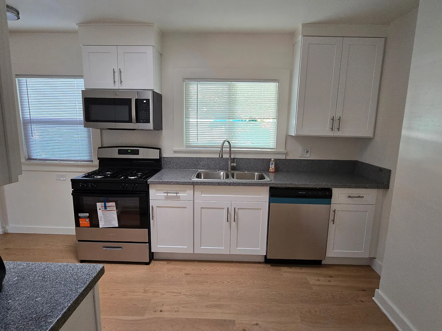2 bed, 1000 sqft, $4,100 — Photo 4