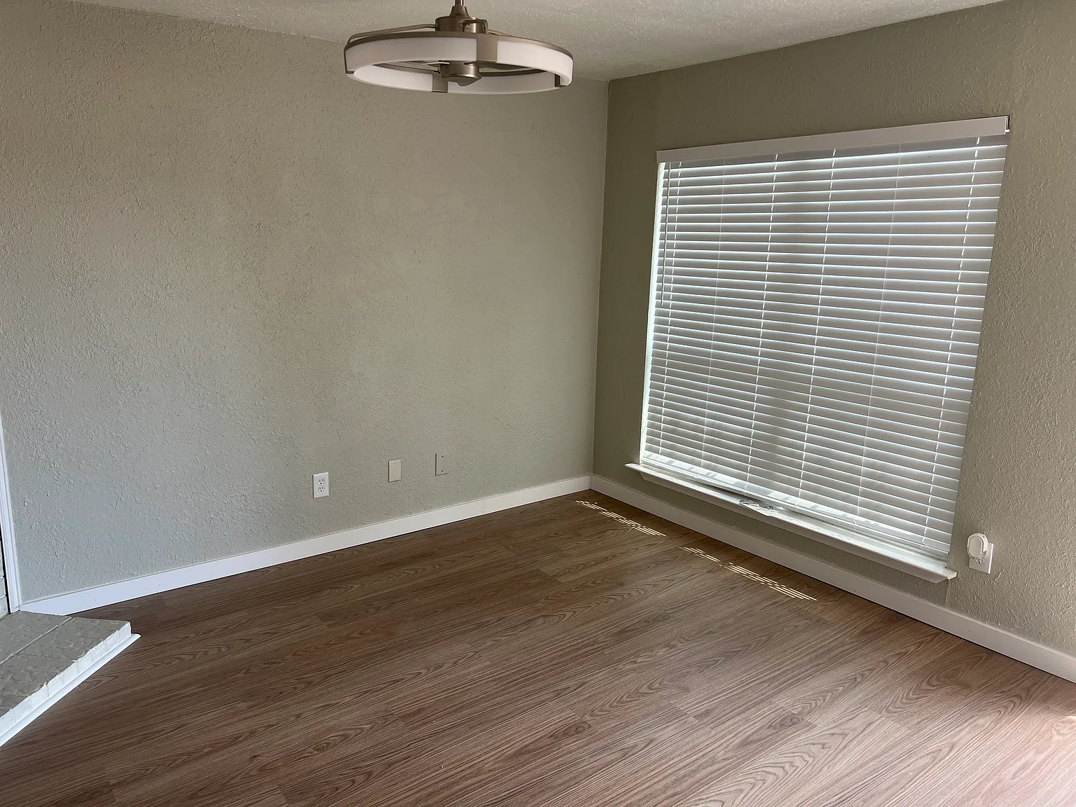 2 bed, 1.5 bath, 1110 sqft, $1,660 — Photo 3