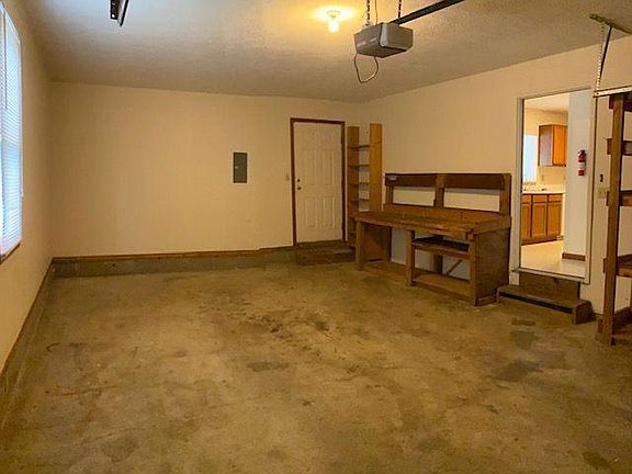 1 1/2 car garage with opener