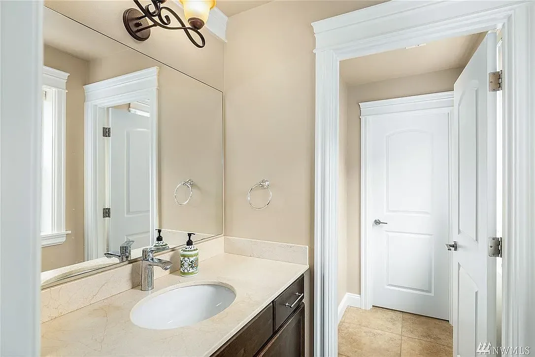 6 bed, 5.5 bath, 5830 sqft, $9,800 — Photo 2